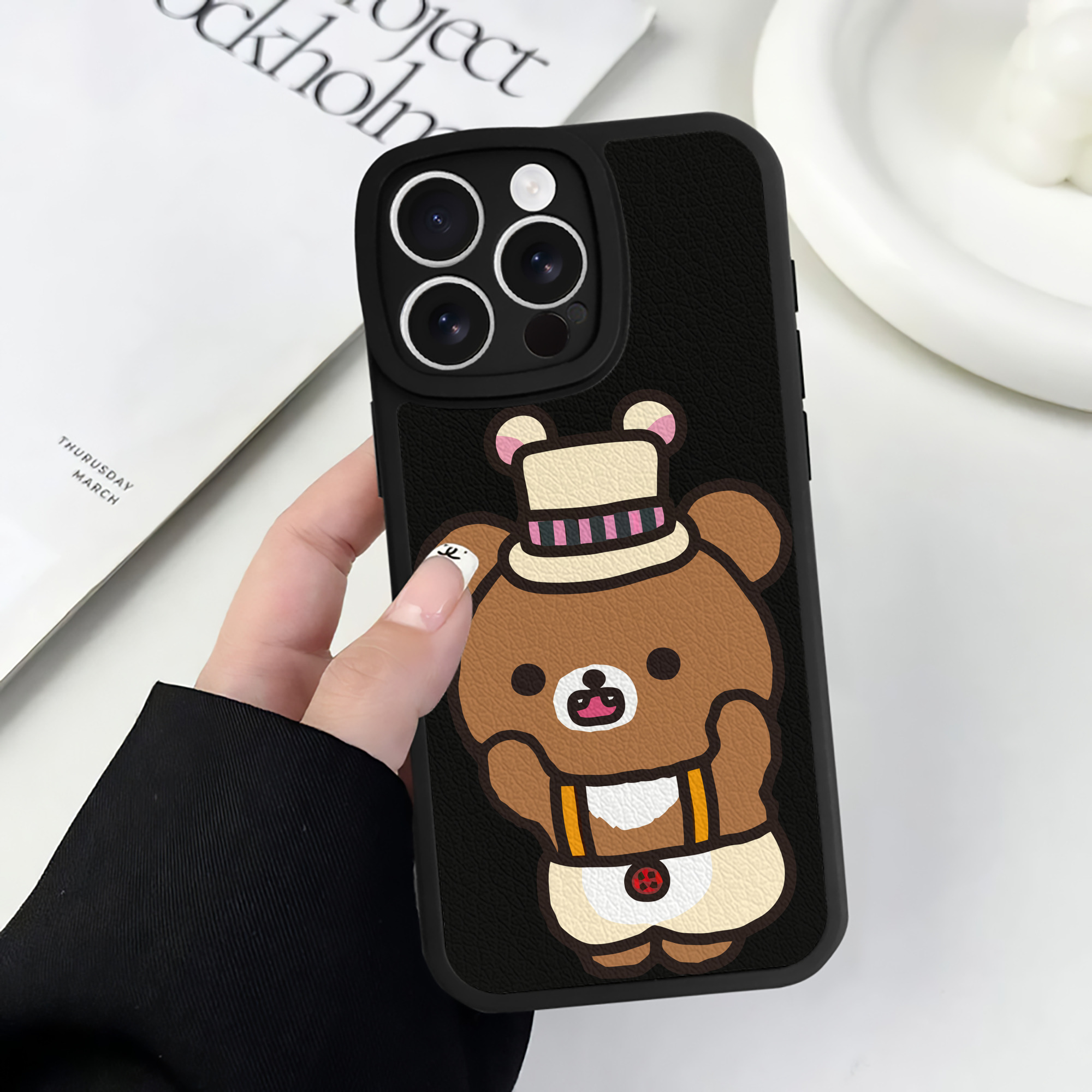 （画像用） リラックマ リラックマ キイロイトリ Rilakkuma Korilakkuma Kiiroitori 【iPhone 16シリーズ対応】シリコンスマホケース（レザー調） 材質：シリコン